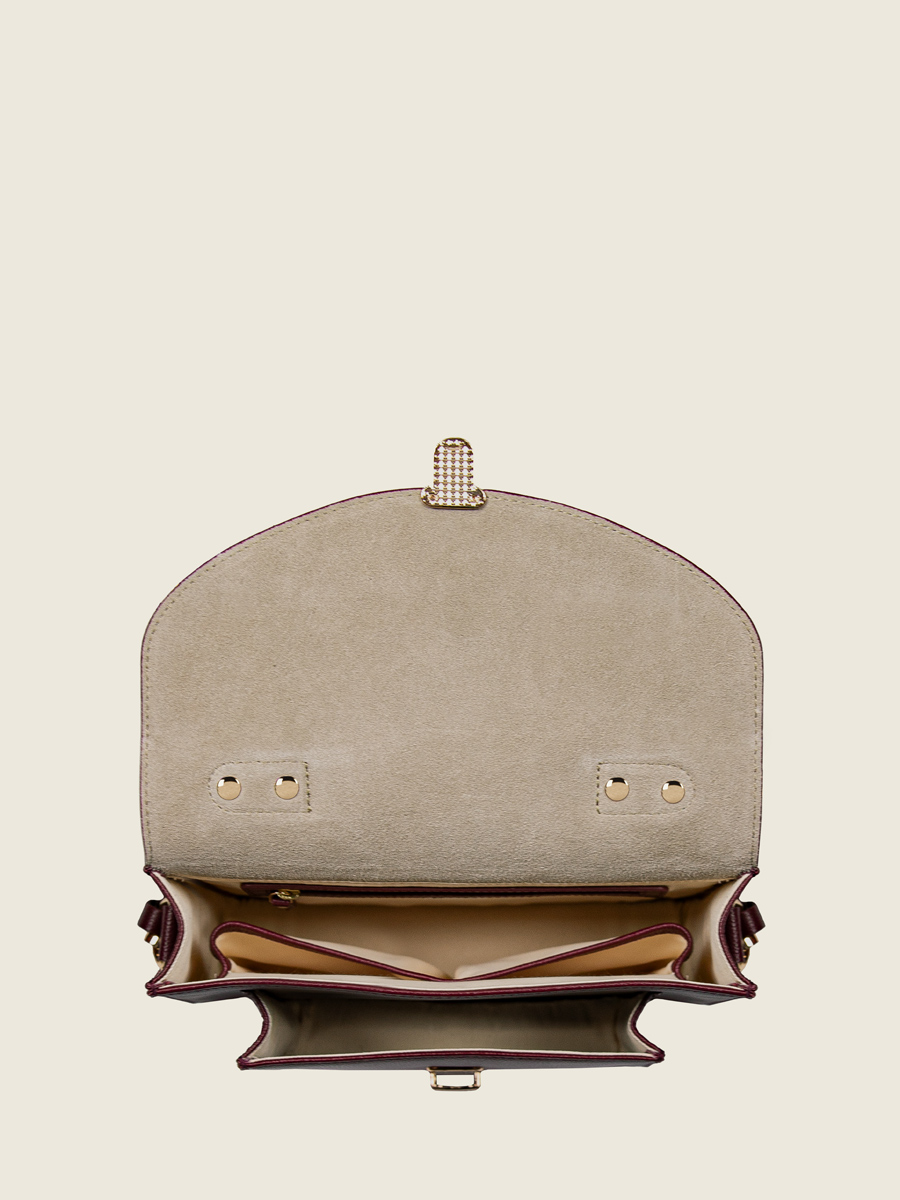 Umhängetasche aus Leder Mademoiselle George N2 Purpur mit Blick auf die Schulter W105 P