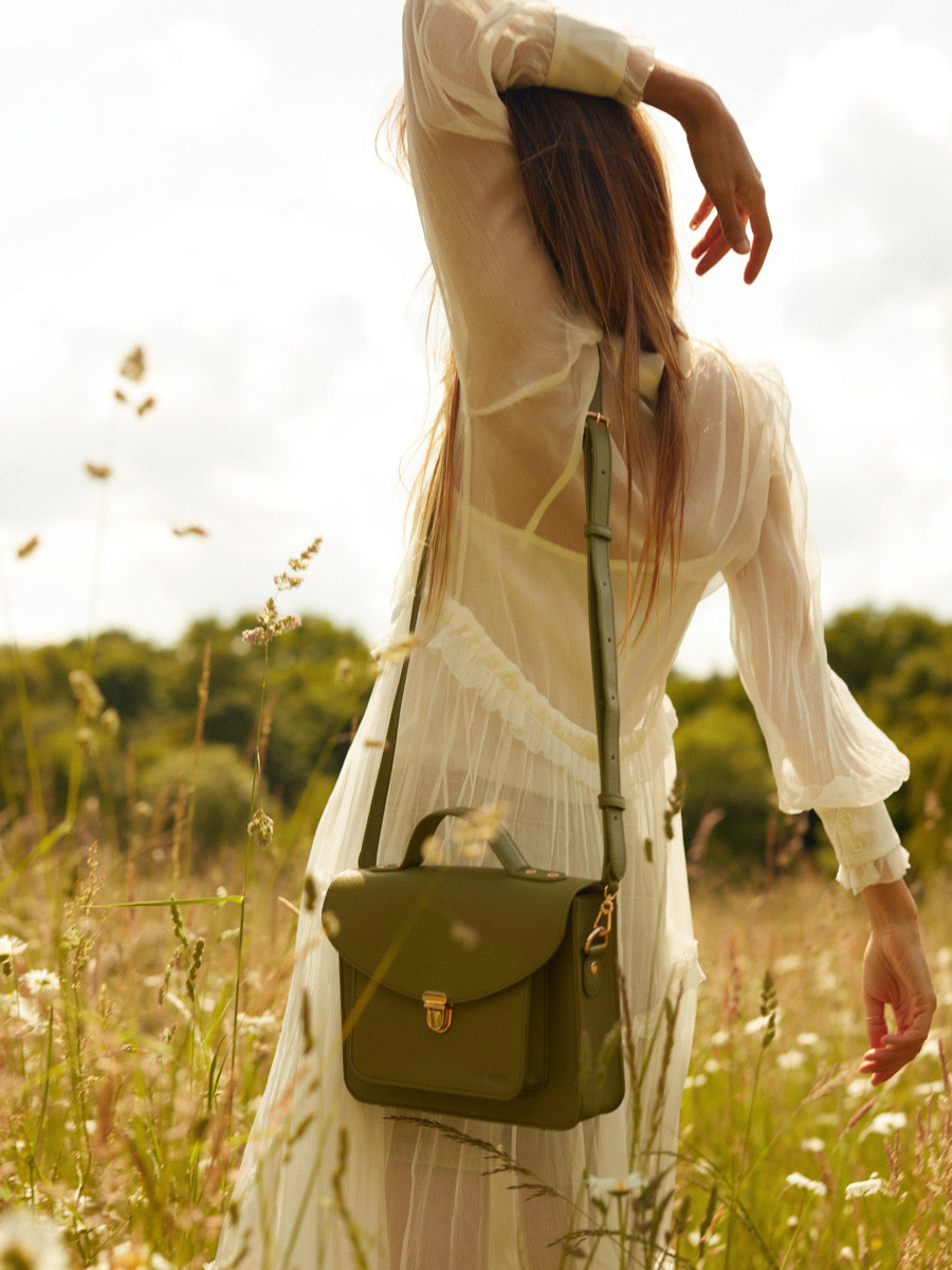 Umhängetasche aus Leder Mademoiselle George N°2 Olivgrün Zoom-Ansicht Material W105 GR-O