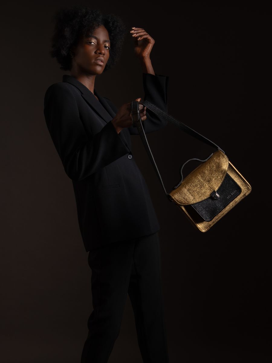 Fotoansicht-Tragegewohnheit-Handtasche-Leder-vergoldet-schwarz-Mademoiselle-George-Or-Noir-Paul-Marius-W05-L-G-B