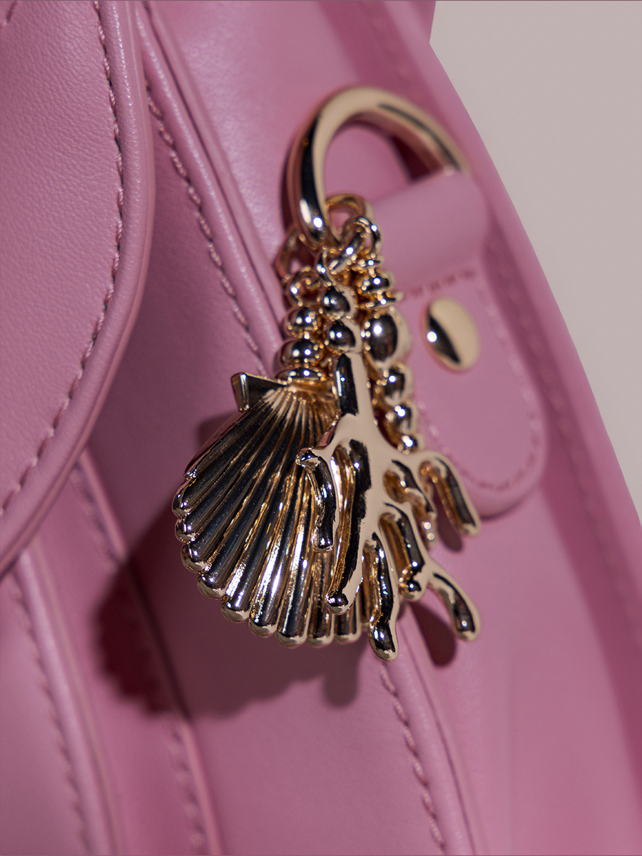 Umhängetasche aus Leder Mademoiselle George Coquillage rosa Venus Ansicht Zoom Material W105 PI