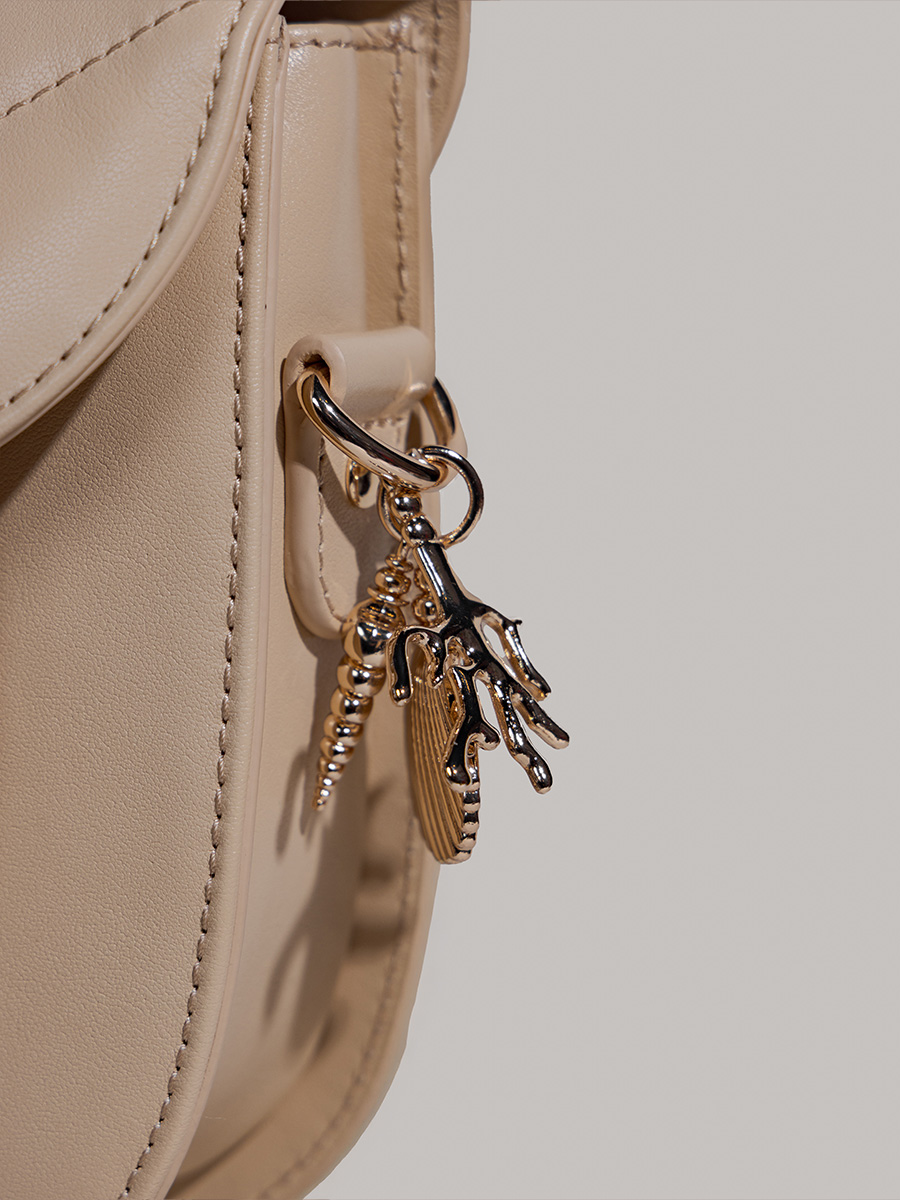 beigefarbene-leder-umhängetasche-mademoiselle-george-coquillage-sandfarben-ansicht-zoom-material-w105-n