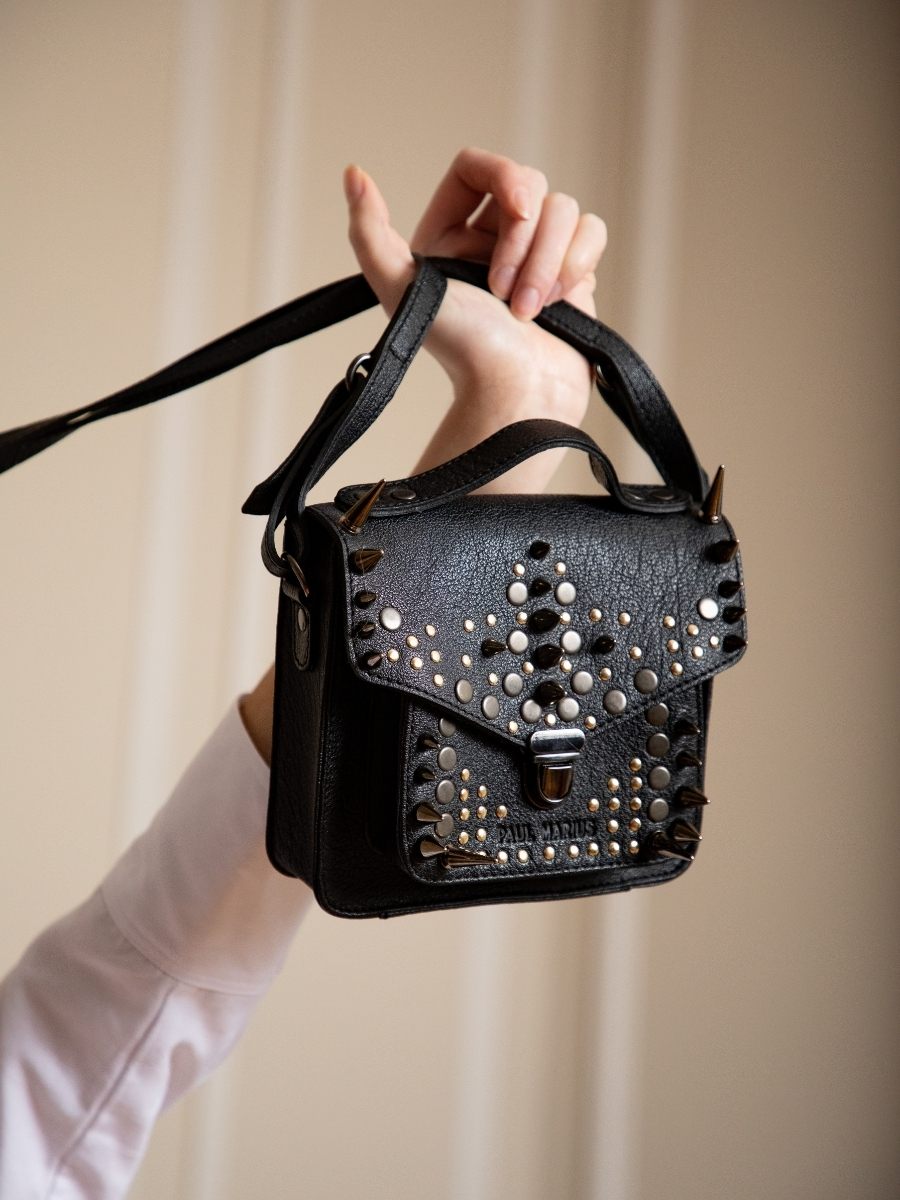 Fotoansicht-Mini-Umhängetasche-aus-schwarzem-Leder-Mademoiselle-George-XS-Edition-Noire-Opus-Paul-Marius-W05XS-BED-OP4-B