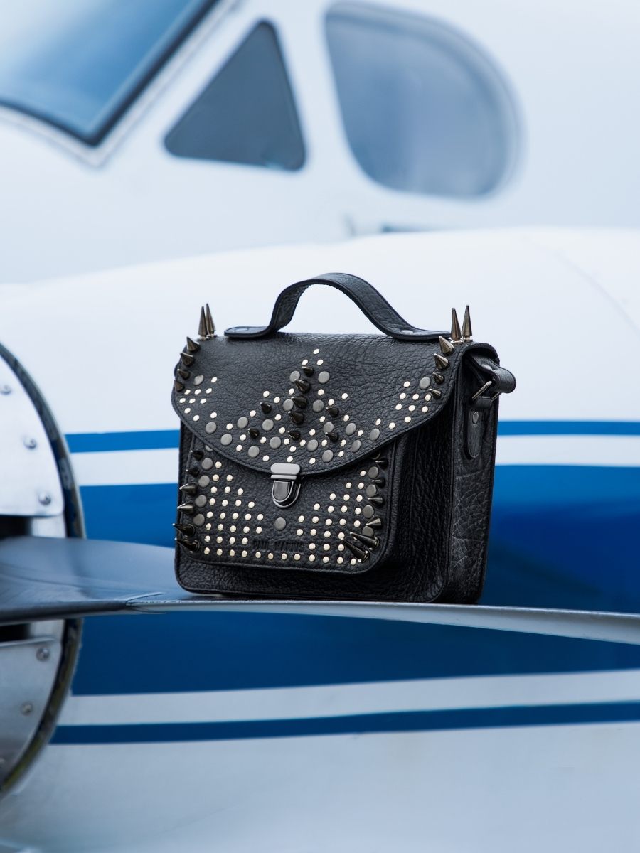 Fotoansicht-Mini-Umhängetasche-aus-schwarzem-Leder-Mademoiselle-George-XS-Edition-Noire-Opus-Paul-Marius-W05-BED-OP4-B