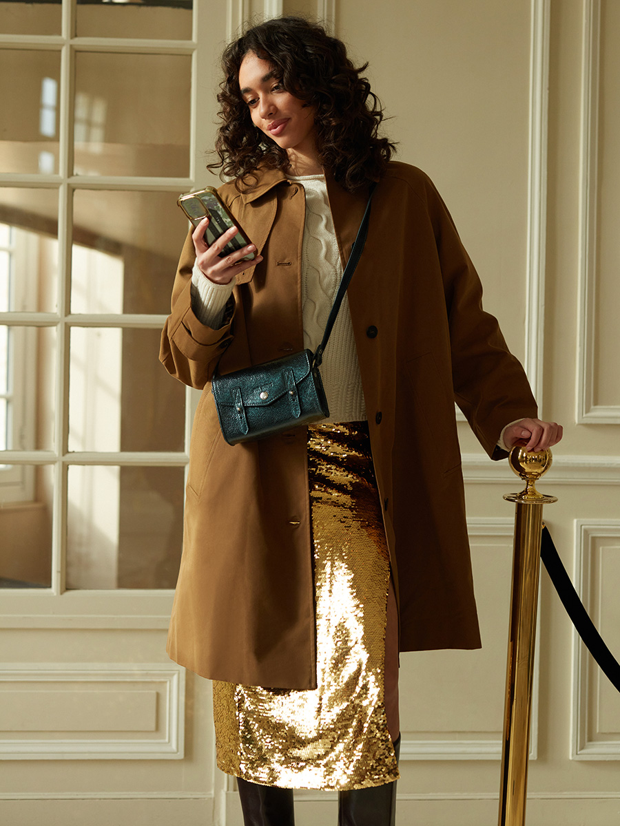 Umhängetasche aus glitzerndem grünem Leder – LeMini Indispensable – Mitternacht – Ansicht von hinten – w08s-m-gr