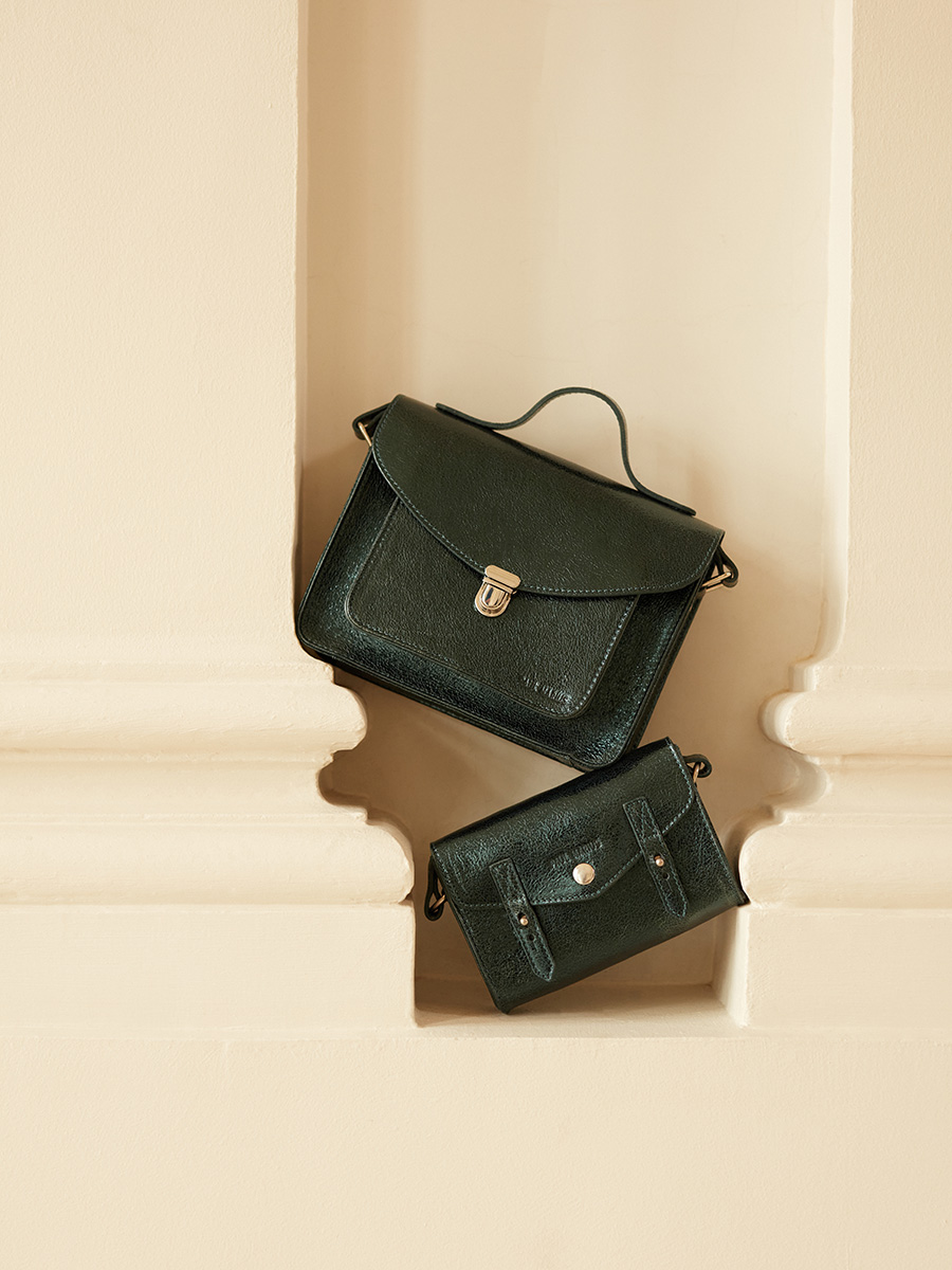 sac-bandouliere-cuir-vert-scintillant-Mademoiselle George-minuit-vue-portee-W05-M-gr