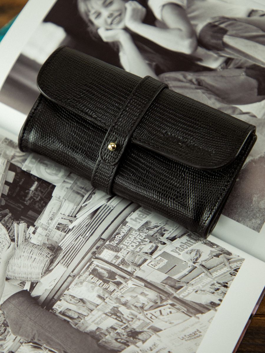 Fotoansicht-Vorderseite-Brillenetui-aus-tiefschwarzem-Leder-Oscar-1960-Paul-Marius-M50-L-B