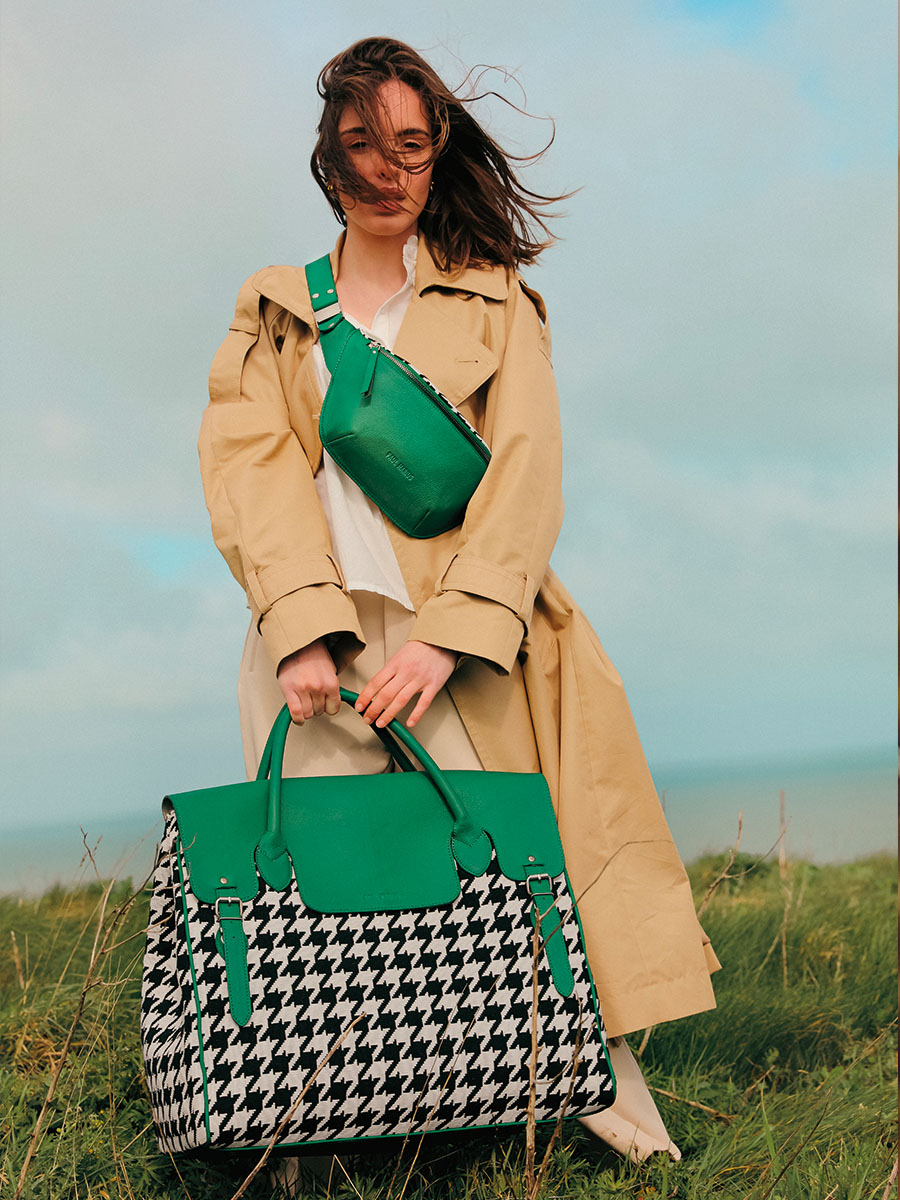 Fotoansicht-Tragegürtel-Ledertasche-violett-LaBanane-Allure-grün-Paul-Marius-M503-HS2-GR