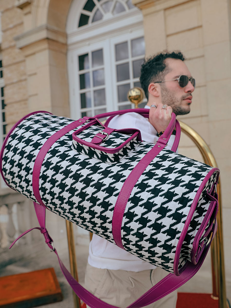 photo-portee-sac-voyage-cuir-violet-levoyageur-xl-allure-zinzolin-paul-marius-m08s60-hs2-zi