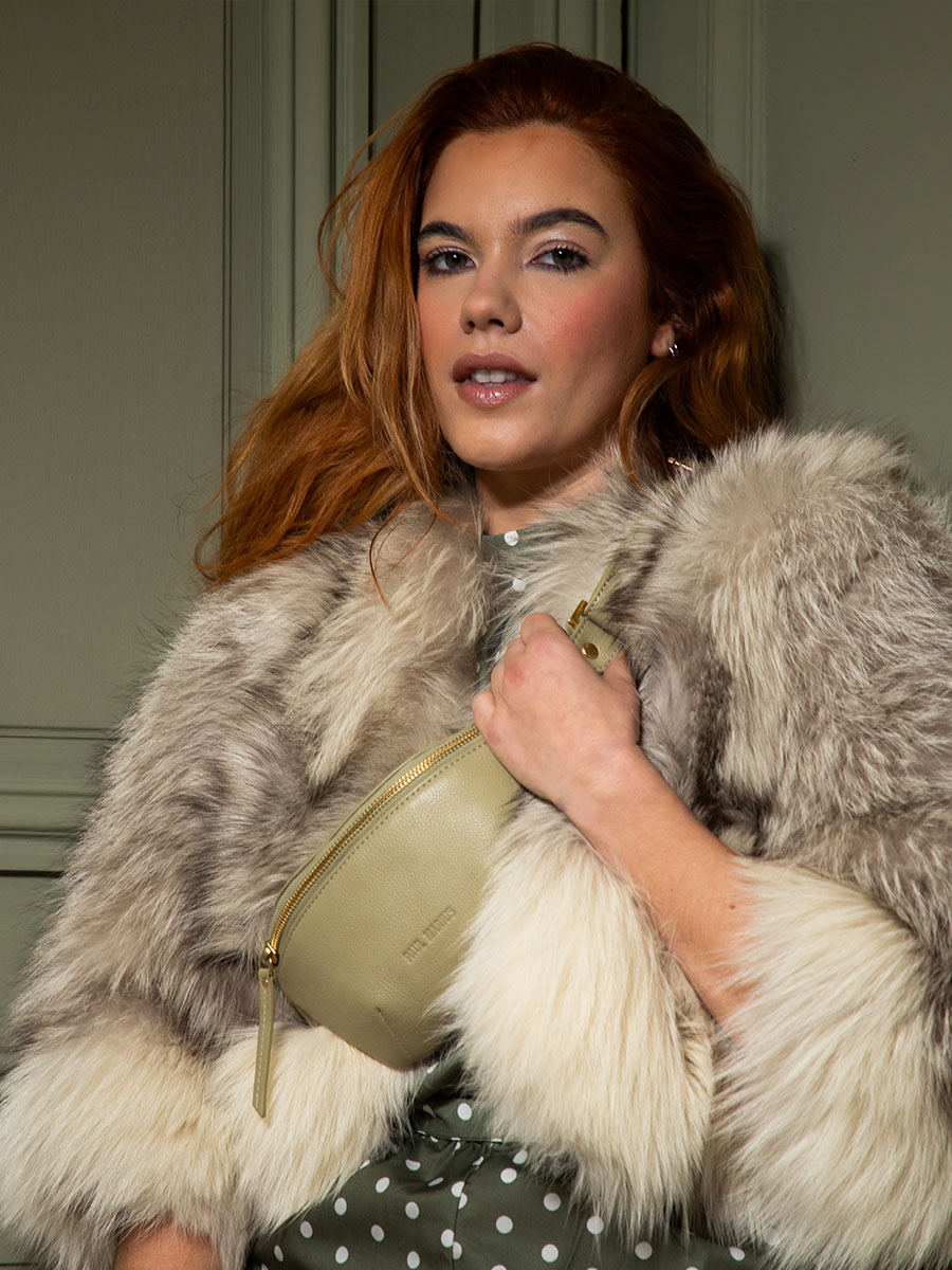 Foto-Trage-Mini-Gürteltasche-Leder-grün-LaBanane XS Art-Deco-Mandel-Paul-Marius-M503XS-AD-AL