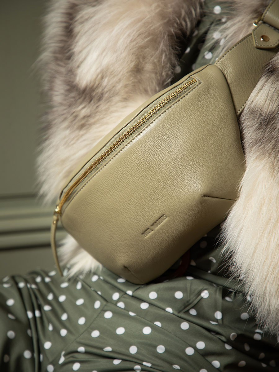 Foto-Material-Bananentasche-Leder-grün-LaBanane-Art-Deco-Mandel-Paul-Marius-M503-AD-AL