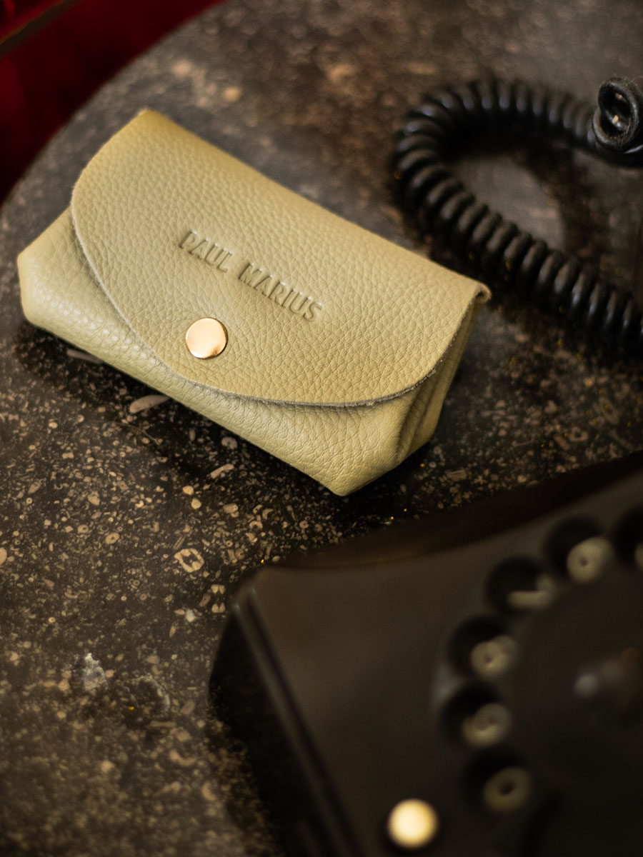 Foto-Rückansicht-Geldbörse-Leder-grün-LeGustave-Art-Deco-Mandel-Paul-Marius-CLP-AD-AL