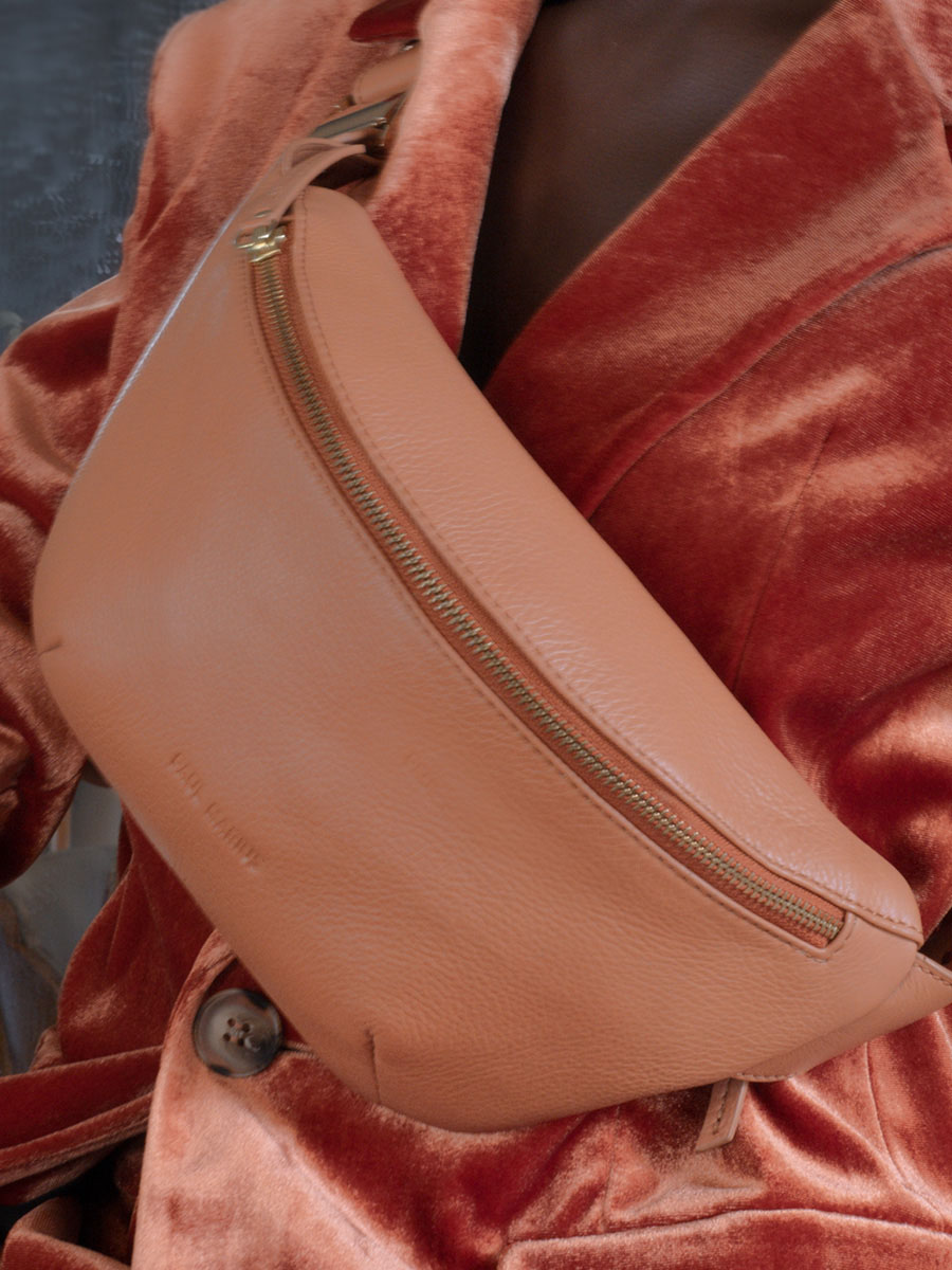 Foto-Material-Gürteltasche-Leder-braun-LaBanane-Art-Déco-Karamell-Paul-Marius-M503-AD-CA