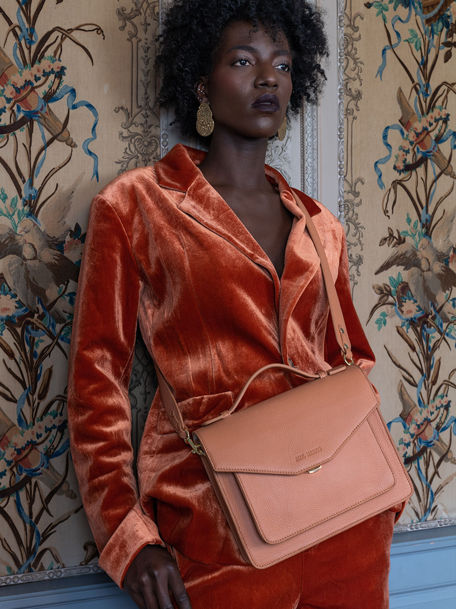 foto-handtasche-braun-leder-simone-art-deco-karamell-paul-marius-w33-ad-ca