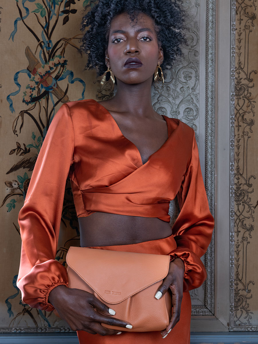 Foto-Tragetasche-Umhängetasche-Leder-braun-Suzon-M-Art-Déco-Karamell-Paul-Marius-W25M-AD-CA