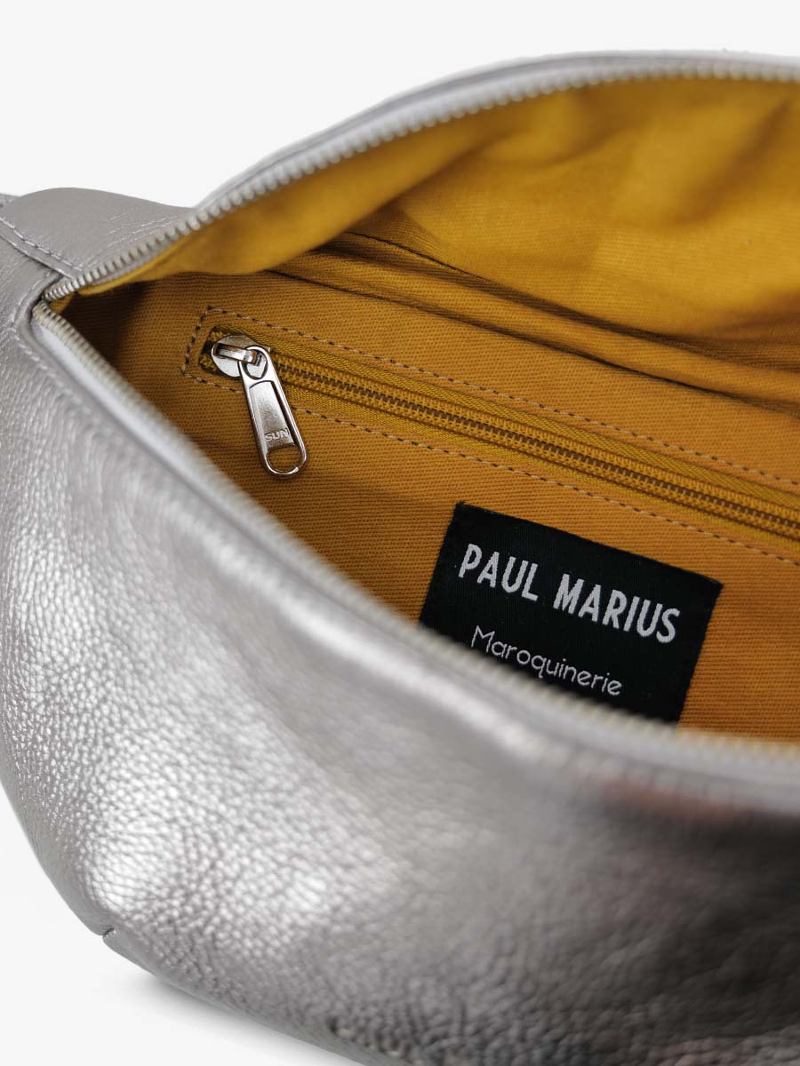 Foto-Rückansicht-Mini-Gürteltasche-aus-silbernem-Leder-für-Damen-LaBanane XS-Stahl-Paul Marius-M503XS-GM