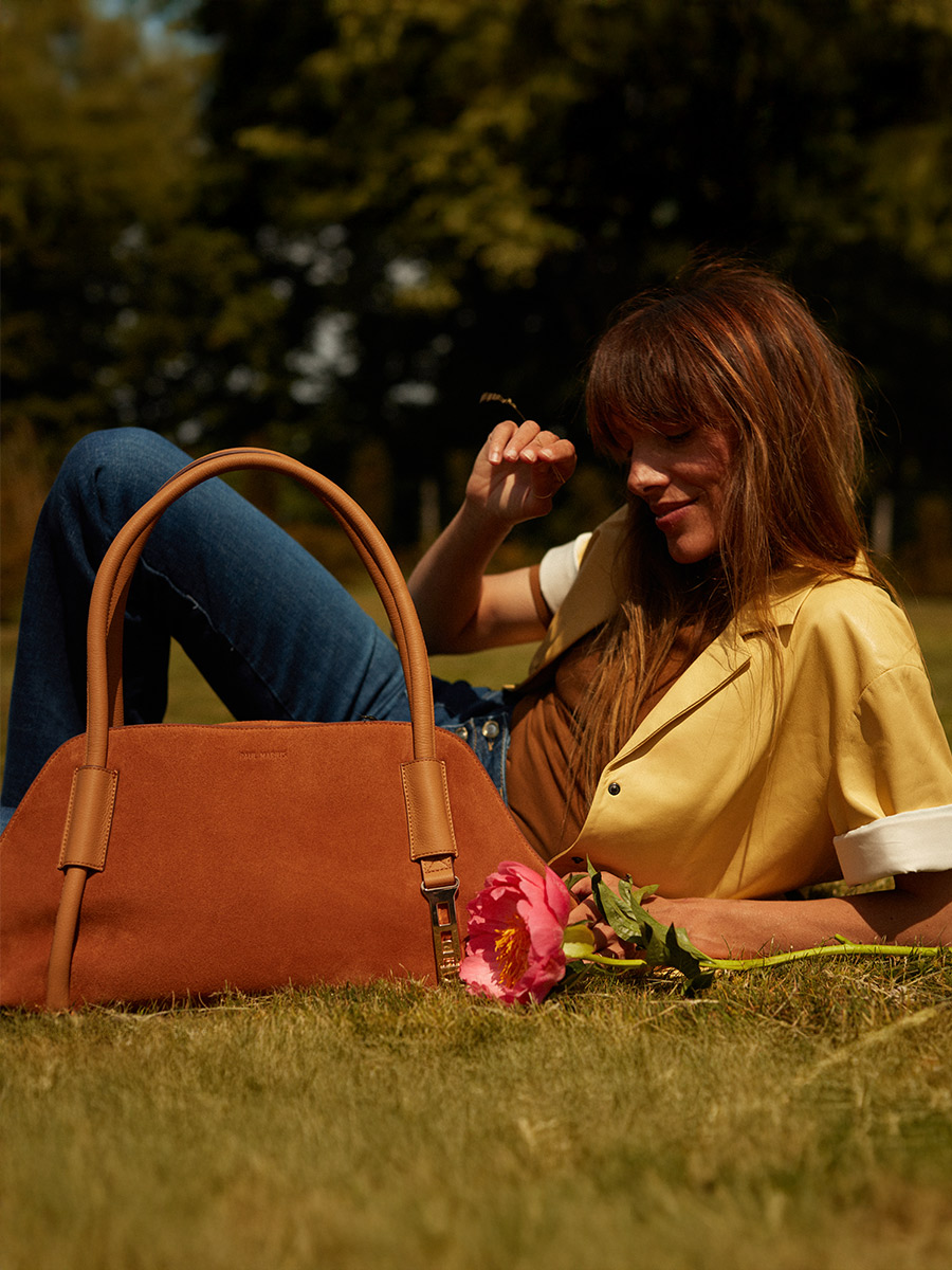 Reisetasche-braun-romeo-fauve-Ansicht-mit-Träger-w48m-su-co