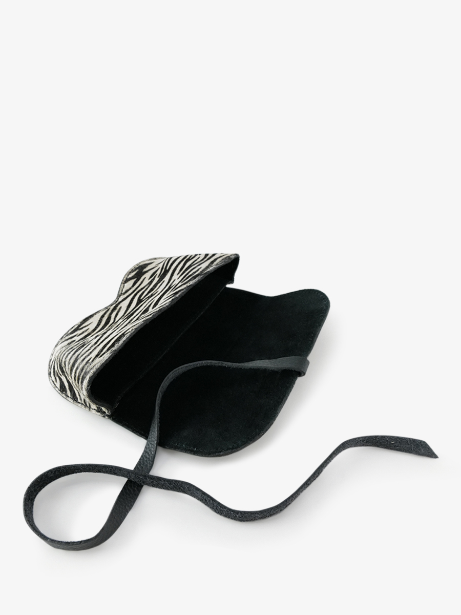 foto-seitansicht-brillenetui-aus-leder-für-damen-brillenetui-zebra-paul-marius-