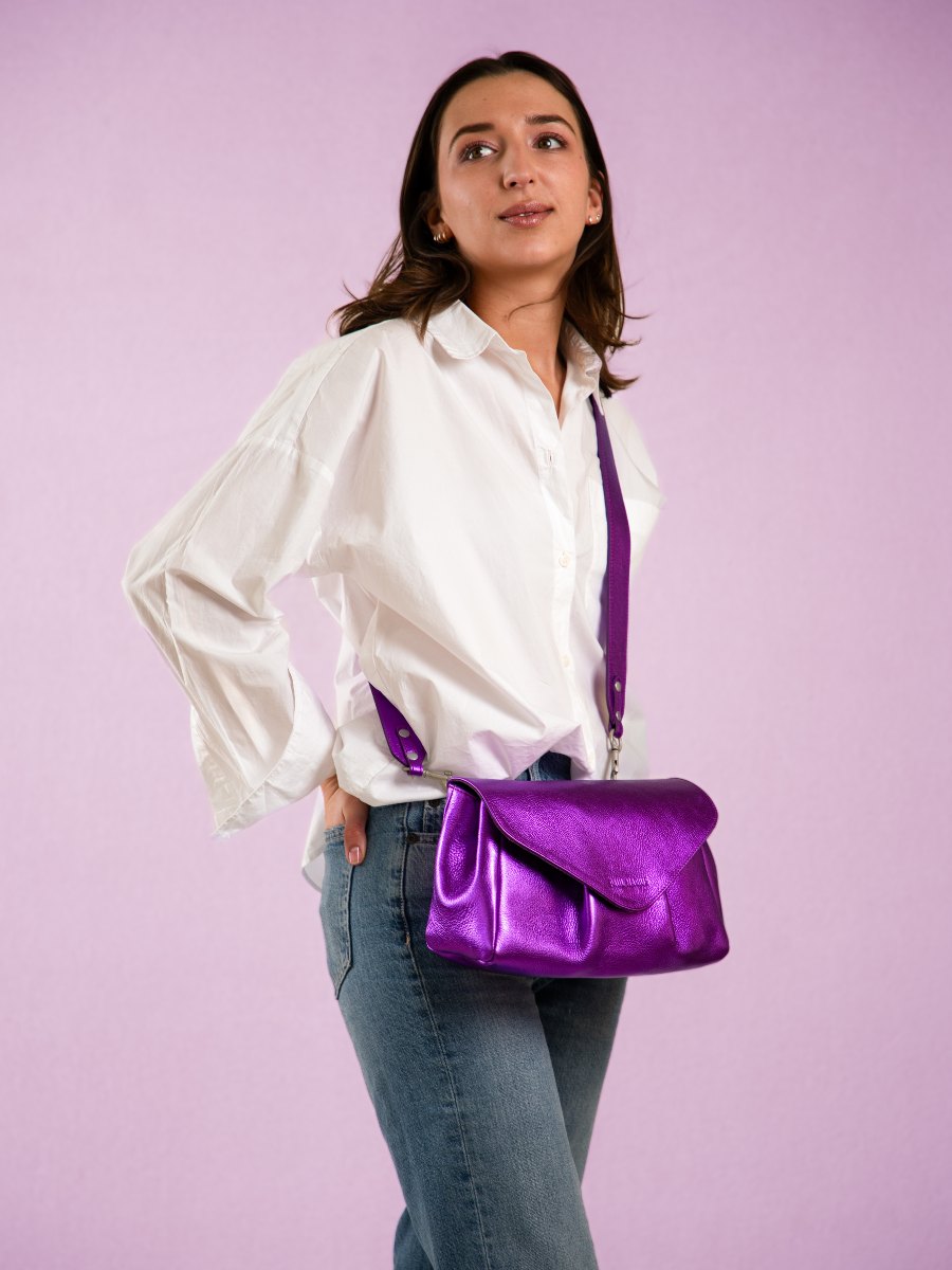 Fotoansicht-Tragetasche-Umhängetasche-Leder-violett-metallic-Suzon-M-Bonbon-Paul-Marius-W25M-M-P