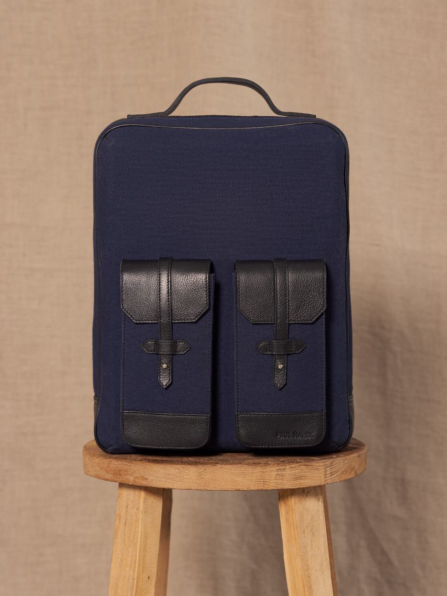 Foto-Ansicht-von-der-Seite-Rucksack-Leder-Unisex-blau-schwarz-Urbain-schwarz-Segeltuch-marineblau-Paula-Marius-B08-OBL-BLUC