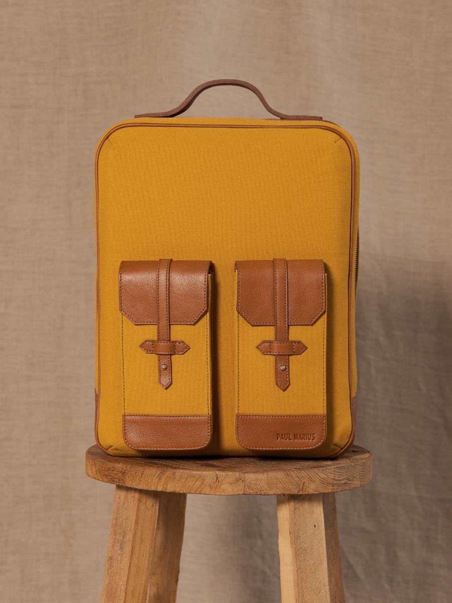 Foto-Ansicht-von-der-Seite-Rucksack-aus-Leder-unisex-naturgelb-urban-naturbelassen-Leinwand-Safran-Paul-Marius-B08-OL-YC