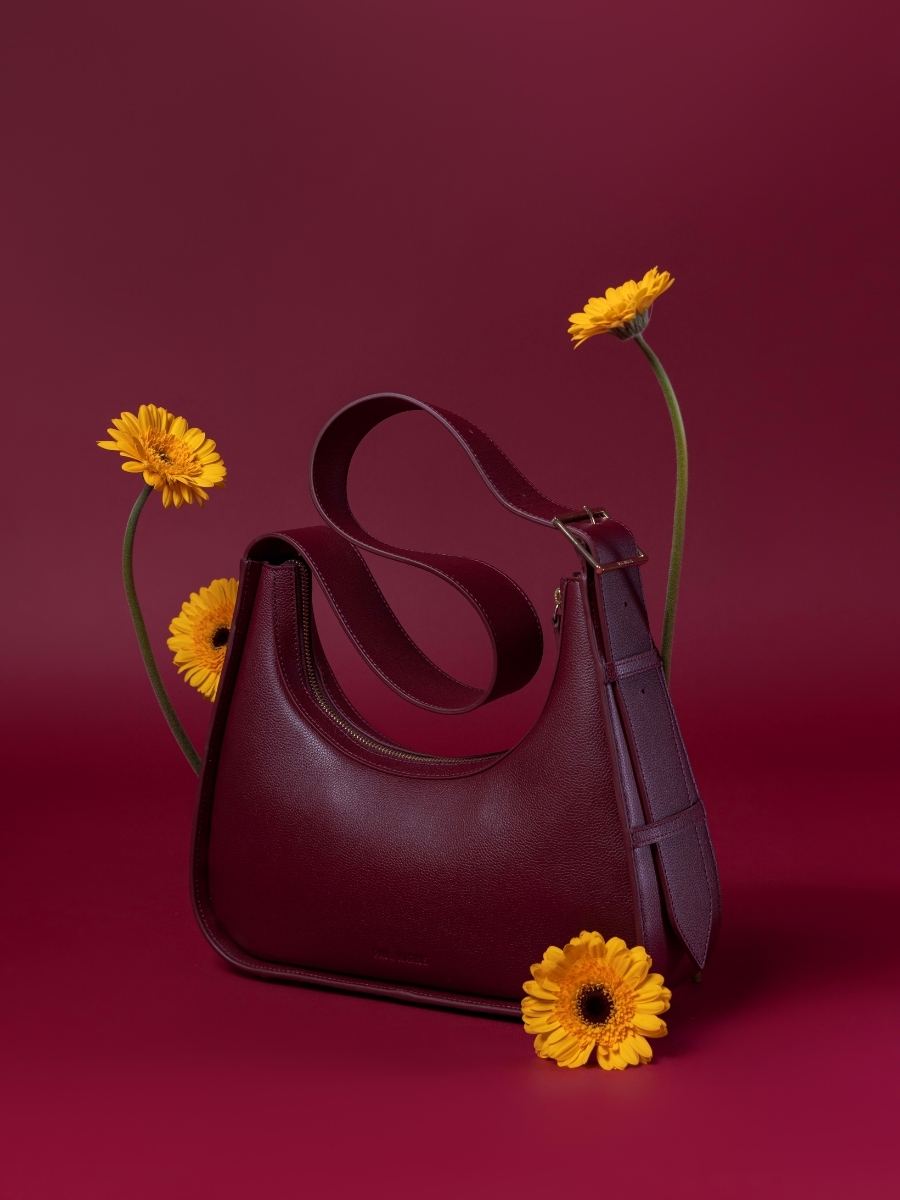 Baguette-Tasche aus Leder Victoire in Purpur, Seitenansicht W54 P