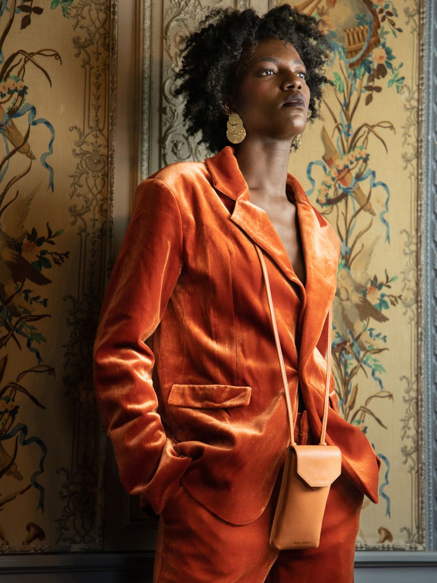 Foto-Vorderansicht-Handytasche-braunes Leder-Eva-Art-Deco-Caramel-Paul-Marius-M71-AD-CA