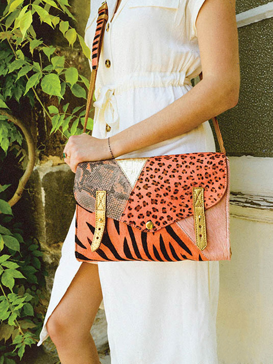 Foto-Seitenansicht-Umhängetasche-Leder-Damen-rosa-gold-lindispensable-chimere-rosa-gold-paul-marius-w08-ch-pi-g