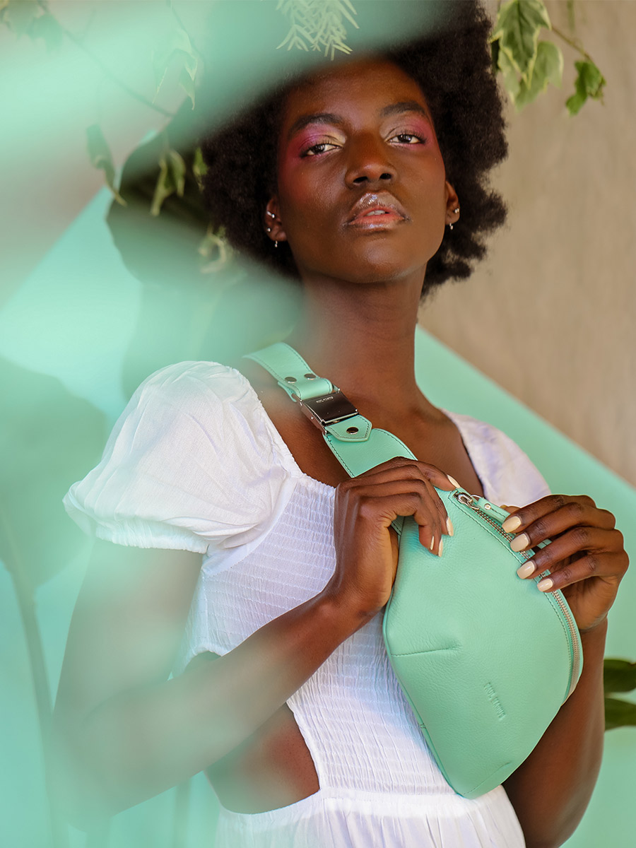 Foto-Vorderansicht-Gürteltasche-Leder-grün-LaBanane-Pastel-Mint-Paul-Marius-M503-PT-GR