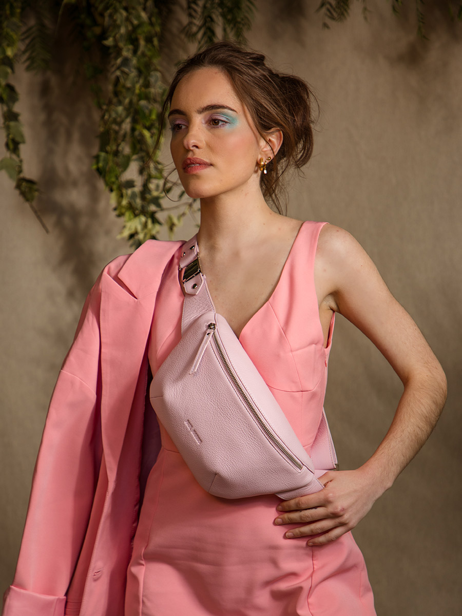 Foto-Tragebeispiel-Gürteltasche-Leder-rosa-Labanane-Pastel-Puder-Paul-Marius-M503-PT-PI
