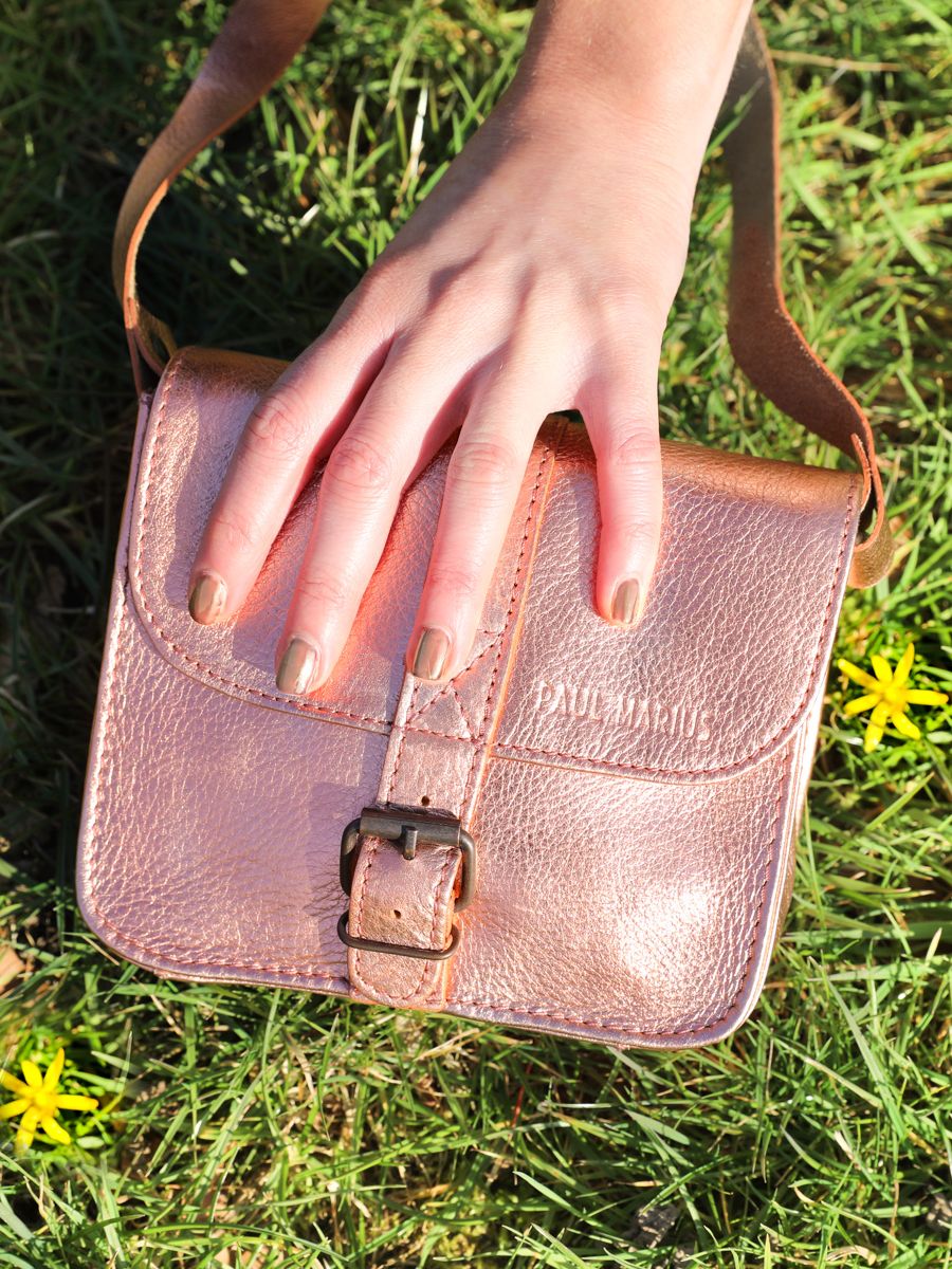 Foto-Rückansicht-kleine-Umhängetasche-aus-Leder-für-Damen-rosa-golden-L'Essentiel-Gold-Rosa-Paul-Marius-M21-G-PI