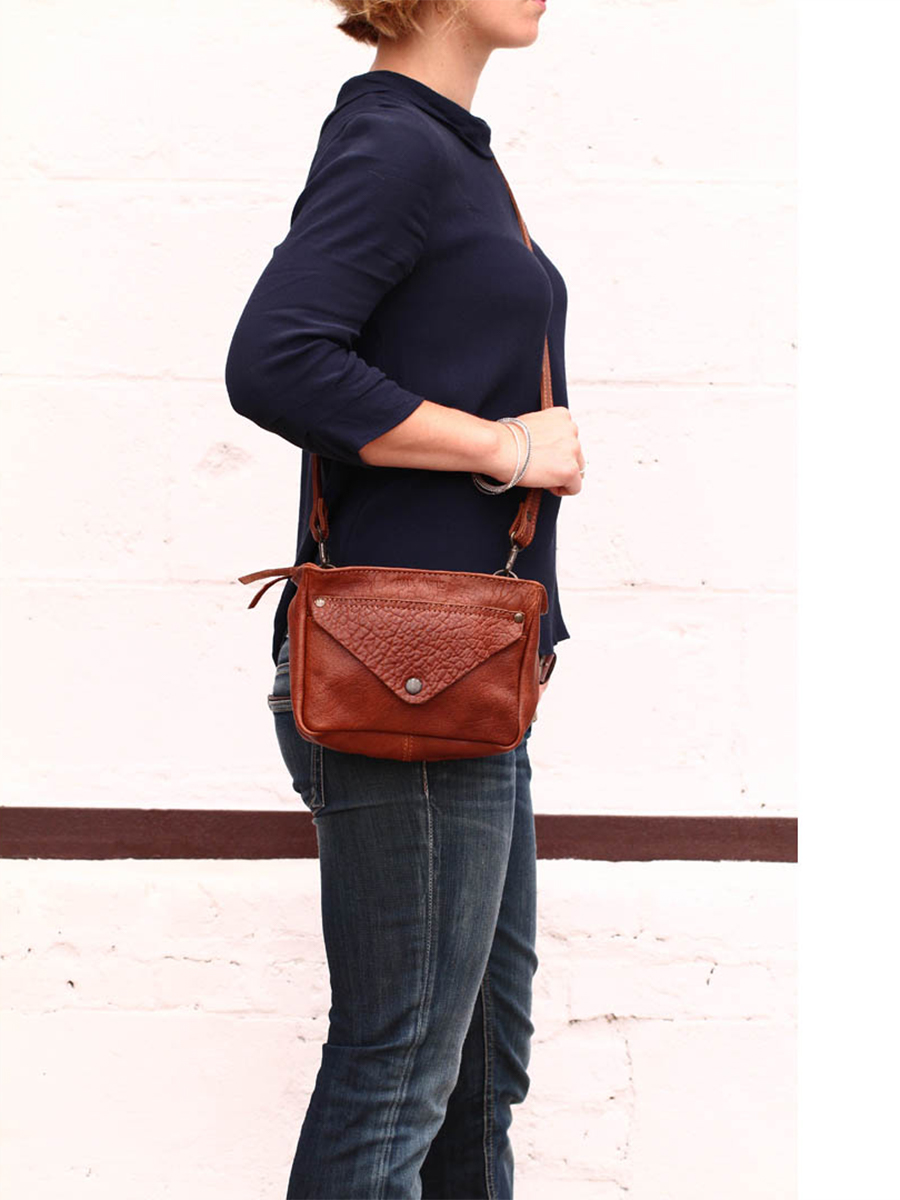 Foto-Tragebeispiel-Umhängetasche-Leder-Damen-Braun-Legavroche-Natur-Paul-Marius-W06-L