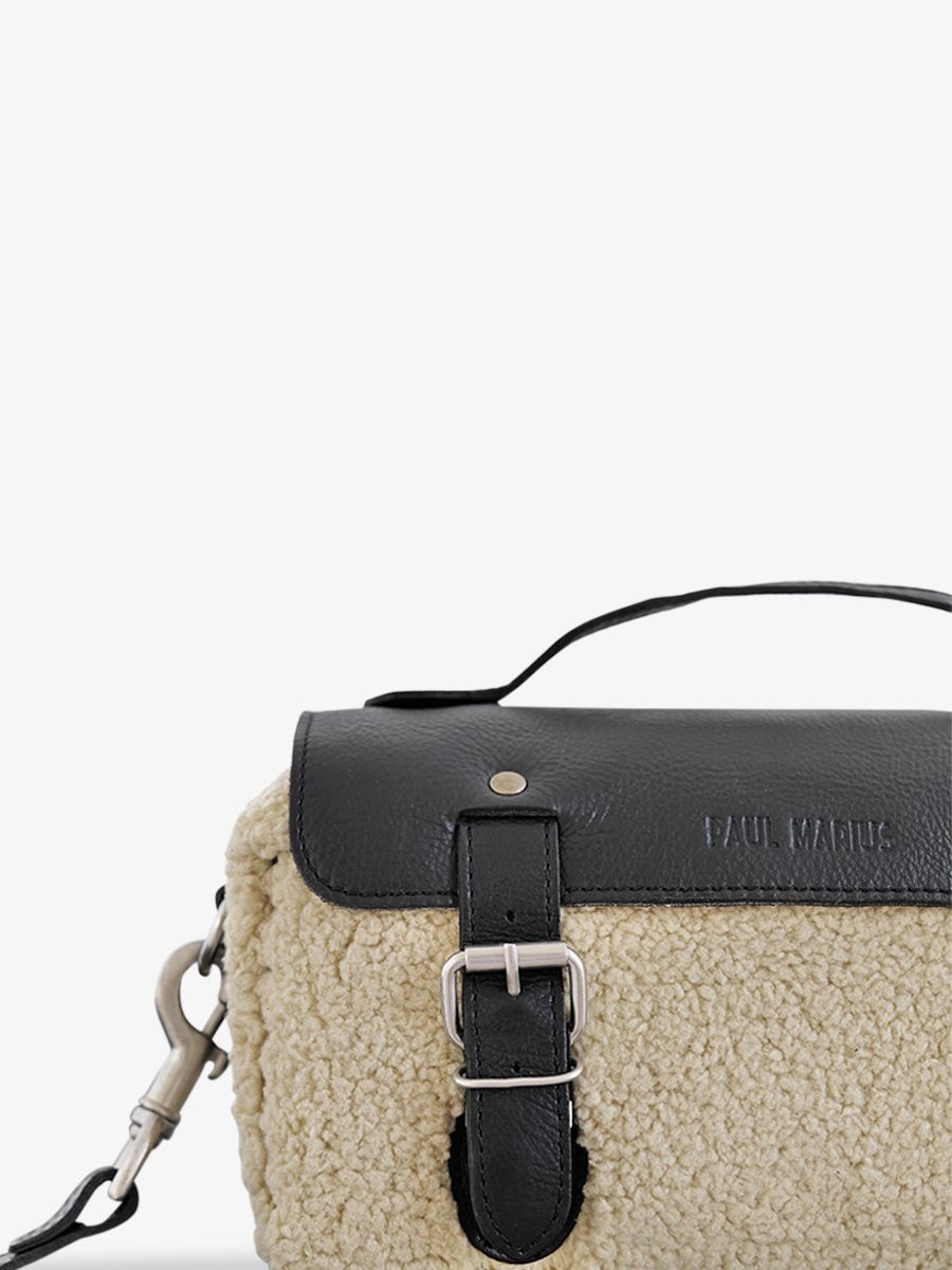 foto-seitenansicht-umhängetasche-leder-damen-schwarz-lartisane-himalaya-schwarz-öl-paul-marius-p02-sh-w-obl