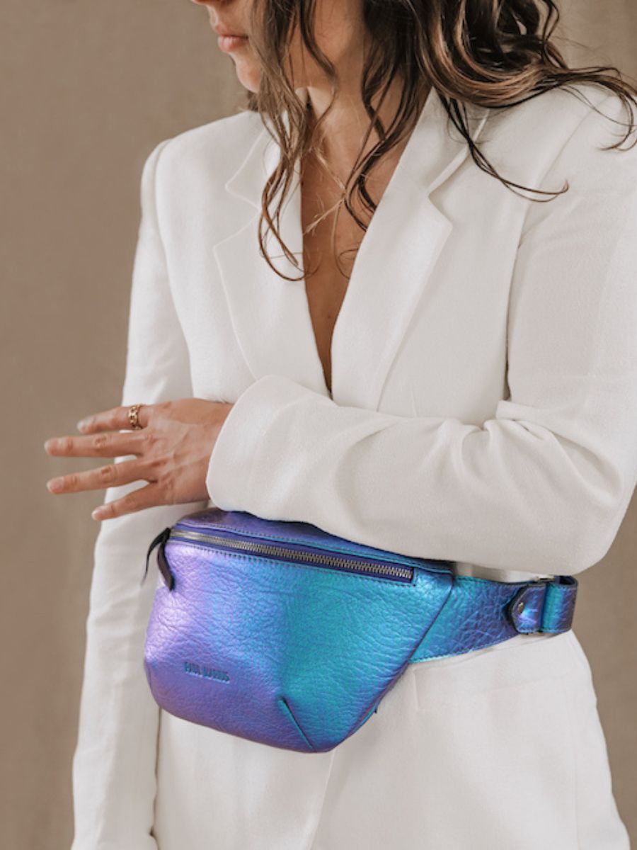 Foto-Vorderansicht-Gürteltasche-aus-blauem-Leder-Labanane-Scarabee-Paul-Marius-M503-P-Blu