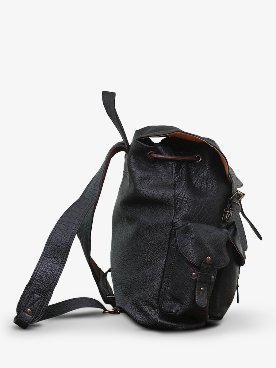 Foto-Seitenansicht-Rucksack-aus-schwarzem-Leder-Le-Meridien-Schwarz-Paul-Marius-M38-B