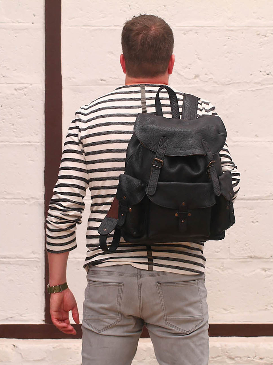 photo-portee-sac-a-dos-en-cuir-noir-lemeridien-noir-paul-marius-m38-b