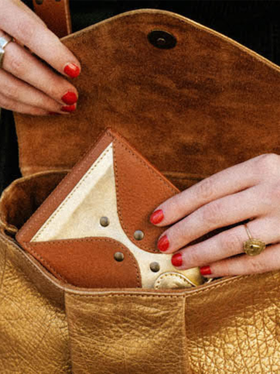 Foto-Material-Umhängetasche-Leder-Paul Marius-golden-Suzon M-golden-Paul Marius-W25M-G