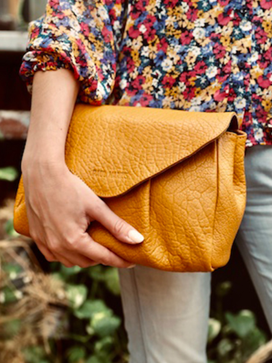 foto-frontansicht-umhängetasche-leder-paulmarius-gelb-suzon-m-safran-paul-marius-w25m-y