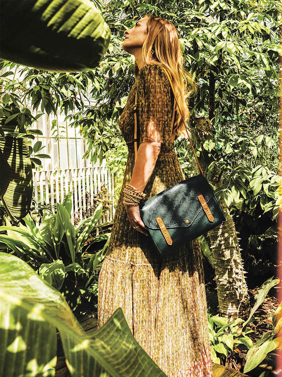 Foto-Tragebeispiel-Umhängetasche-aus-Leder-für-Damen-L'Indispensable-Oasis-Paul-Marius-W08-OA