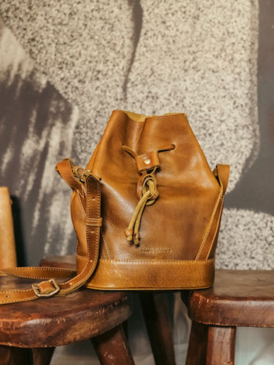 Foto-Rückansicht-Eimer-Tasche-Leder-Damen-braun-Laumoniere-Honig-Öl-Paul-Marius-W102-ODY