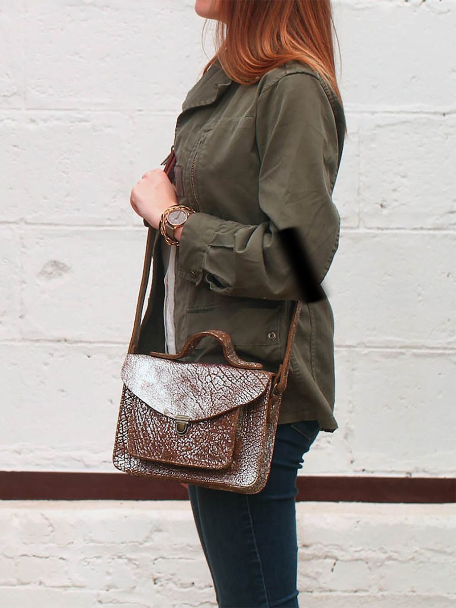 Foto-Seitenansicht-Umhängetasche-Leder-Damen-silber-Mademoiselle George-Bernstein-silber-Paul Marius-W05-BS