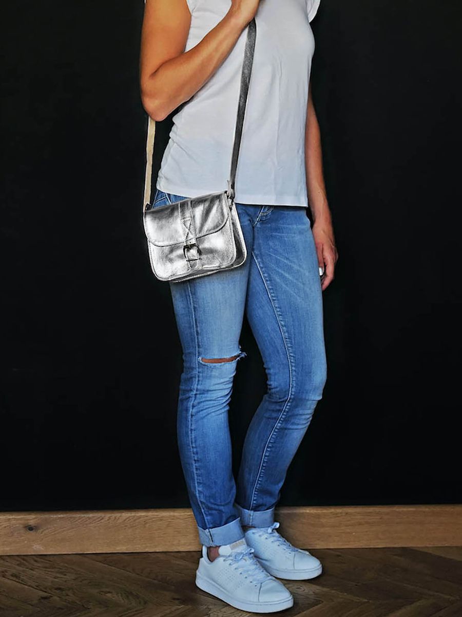 foto-mit-modell-kleine-umhängetasche-aus-leder-für-damen-silber-l'essentiel-silber-paul-marius-m21-s