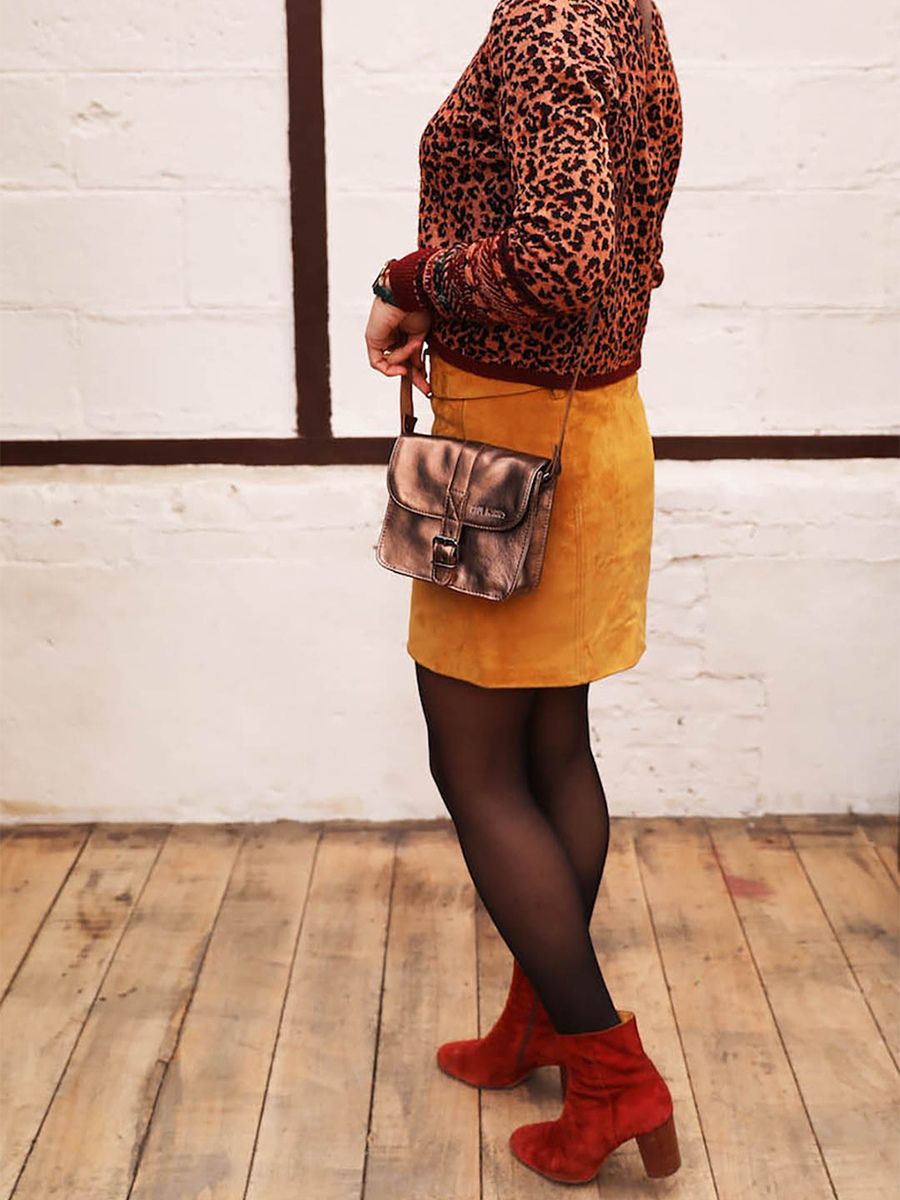 foto-mit-modell-kleine-umhängetasche-aus-leder-für-damen-kupfer-lessentiel-kupfer-paul-marius-m21-c