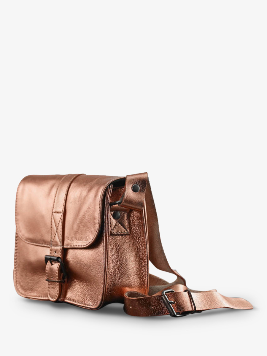 Foto-Seitenansicht-kleine-Umhängetasche-aus-Leder-für-Damen-rosa-golden-L'Essentiel-Goldrosa-Paul-Marius-M21-G-PI