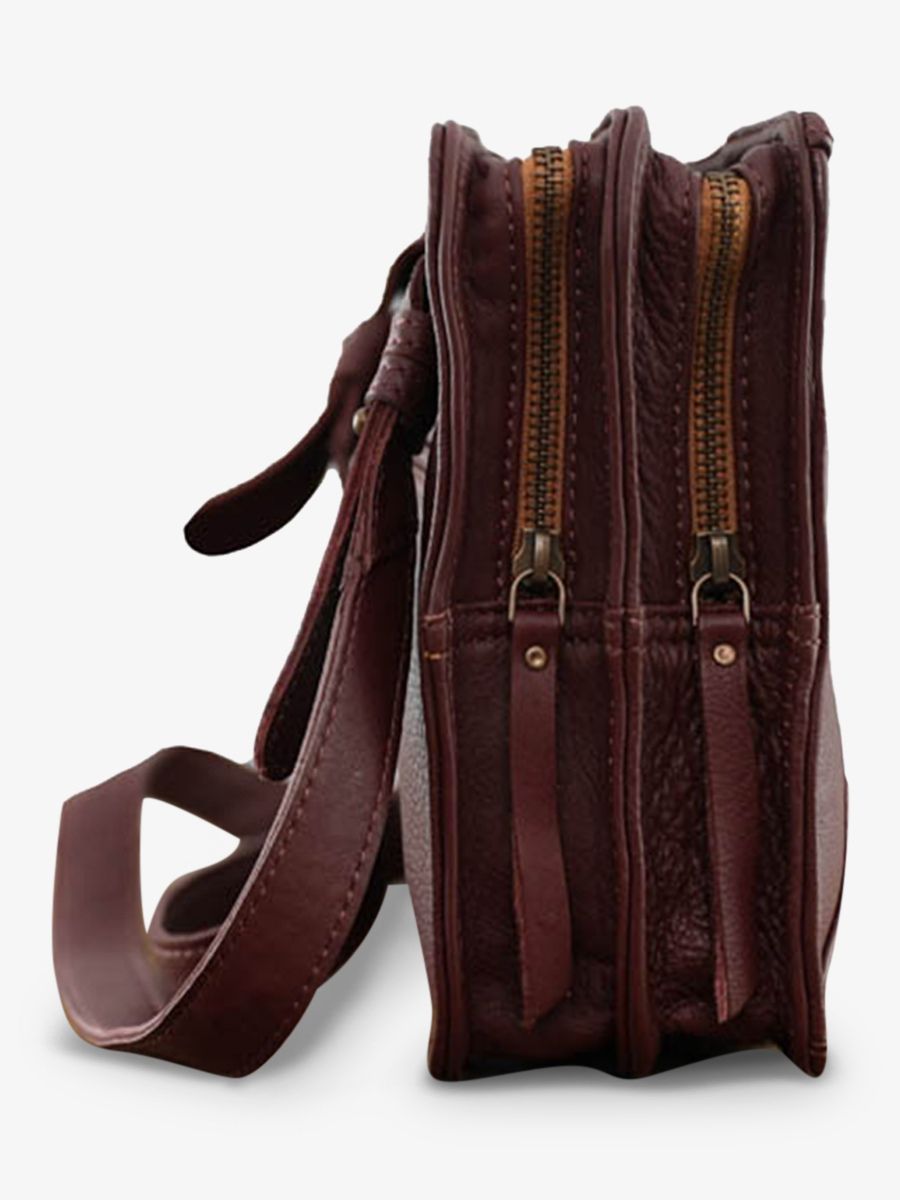 Foto-Seitenansicht-Umhängetasche-Leder-Damen-violett-LeGraphique-Pflaume-Paul-Marius-W17-P