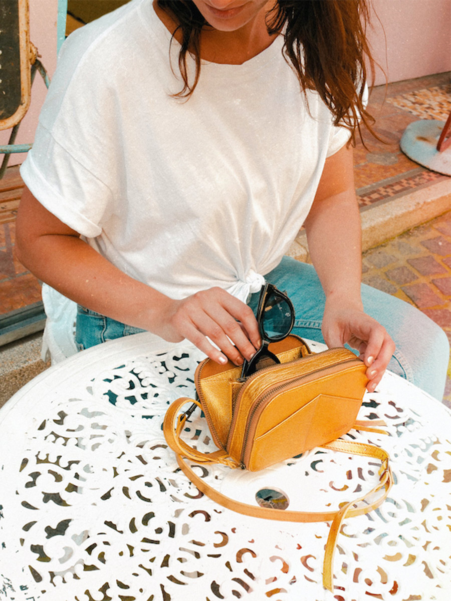 Foto-Tragetasche-Gürteltasche-Leder-Damen-golden-Paula-golden-Paul-Marius-M66-G