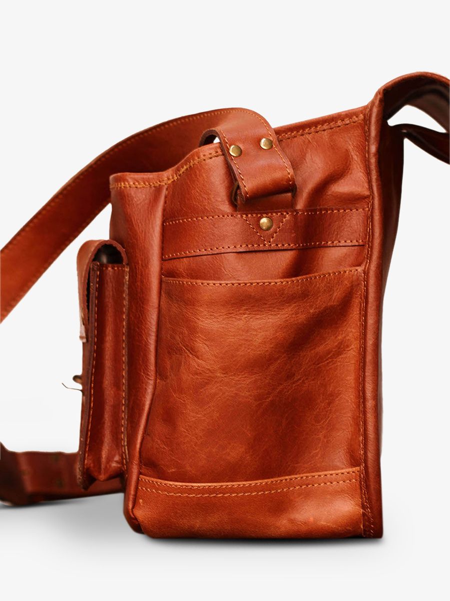 Foto-Ansicht-von-der-Seite-Foto-Tasche-Leder-silber-braun-LeReporter-natur-Paul-Marius-M54-L