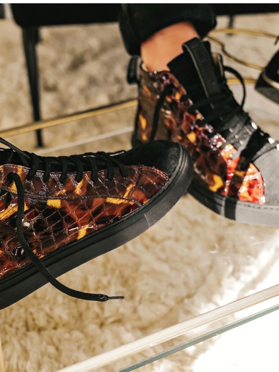 Foto-Tragebild-Sneaker-Damen-Leder-braun-pm001-Kaiman-Bernstein-lackiert-Paul Marius-pm001-c-am-s36