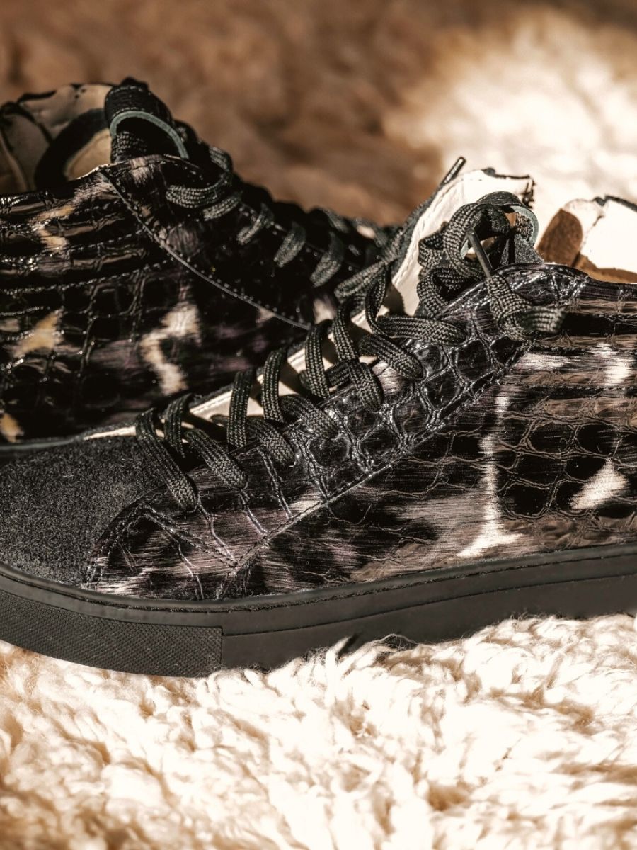 Foto-Seitenansicht-Sneaker-Damen-Leder-schwarz-pm001-Kaiman-schwarz-lackiert-Paul-Marius-pm001-c-b-s36