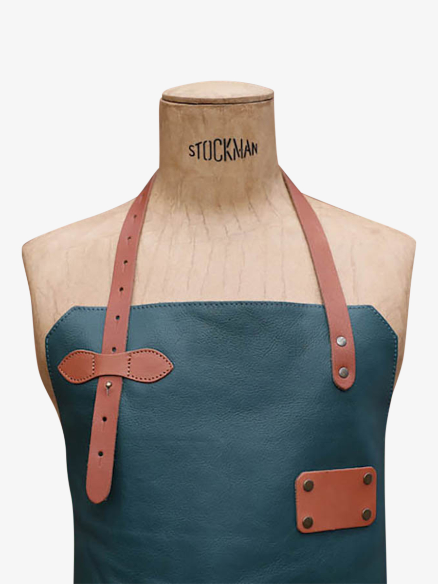 Foto-Vorderansicht-Schürze-Leder-Gartenarbeit-grün-blau-LeTablier-aus-Kobaltleder-Paul-Marius-APRON-LEATHER-DB