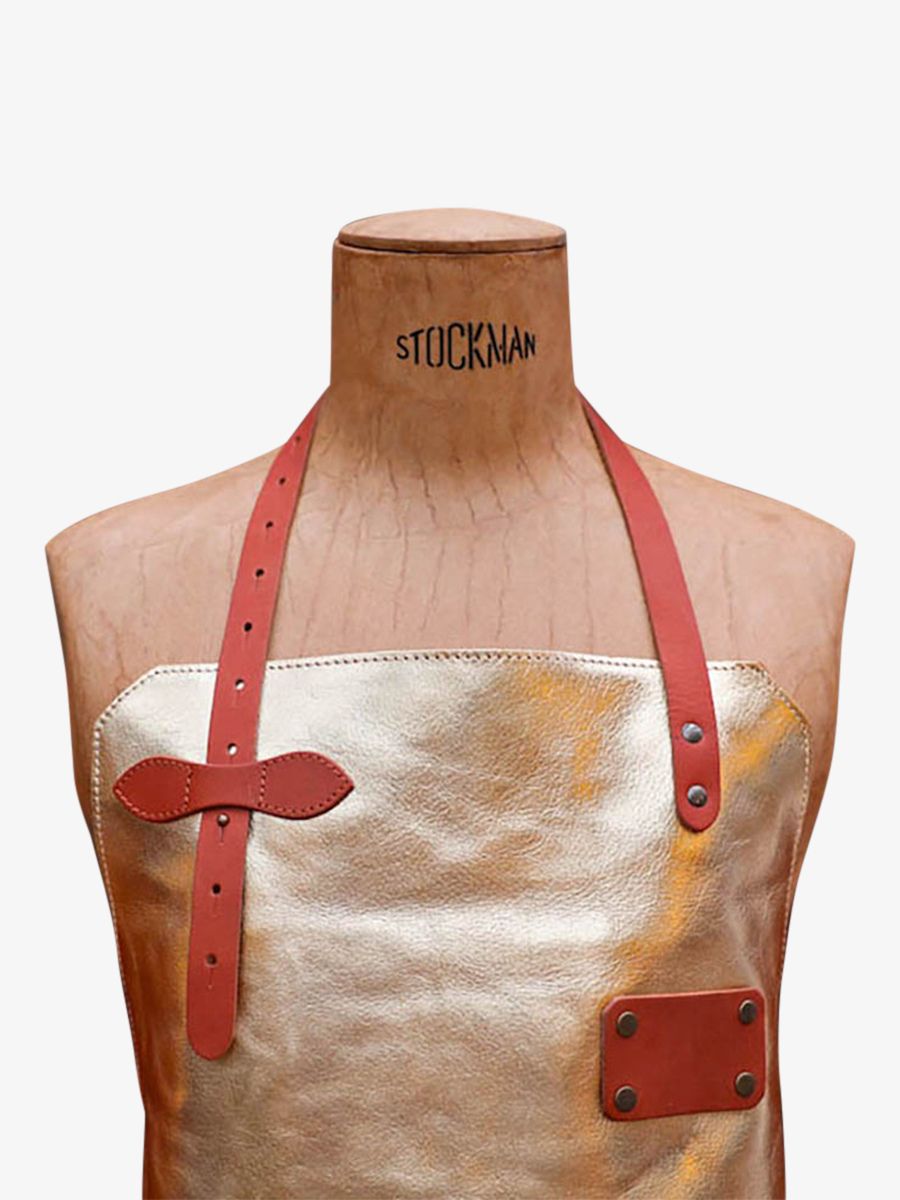 Foto-Vorderansicht-Schürze-Leder-Gartenarbeit-vergoldet-LeTablier-aus-vergoldetem-Leder-Paul-Marius-APRON-LEATHER-G